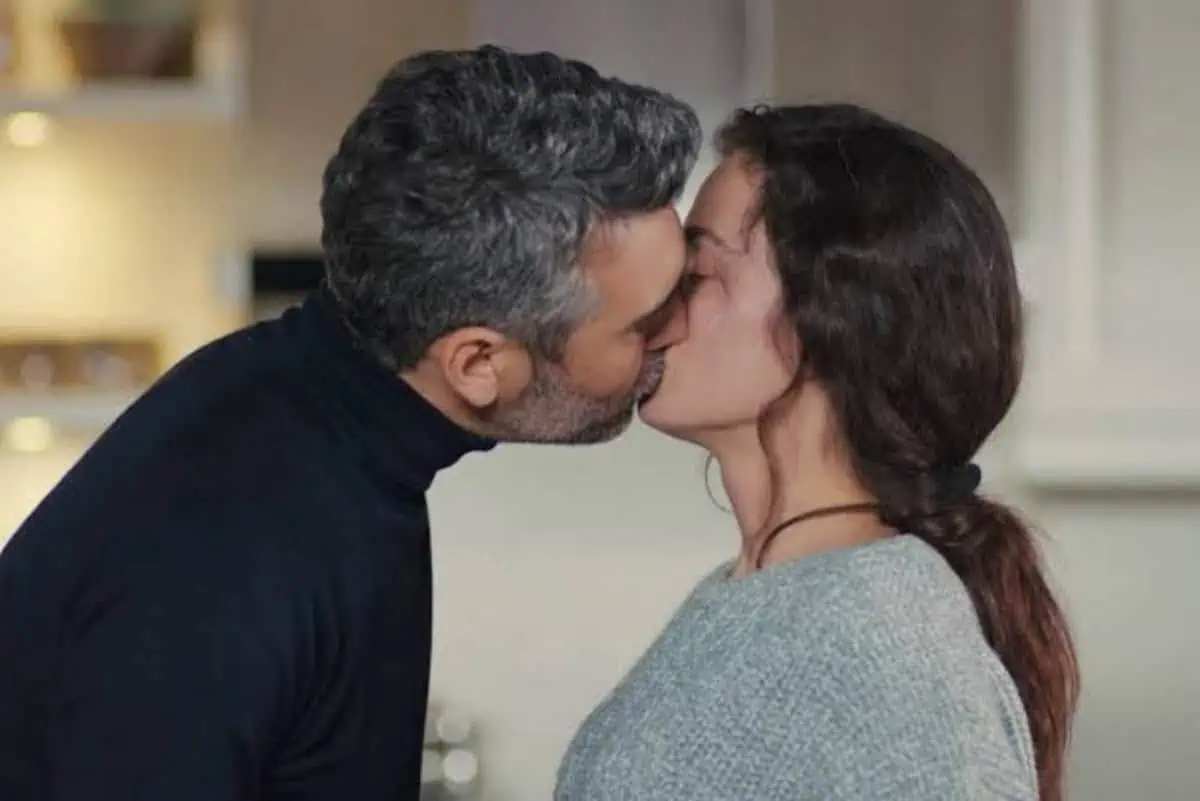 Bahar e Sarp em um momento feliz antes da tragédia na novela turca