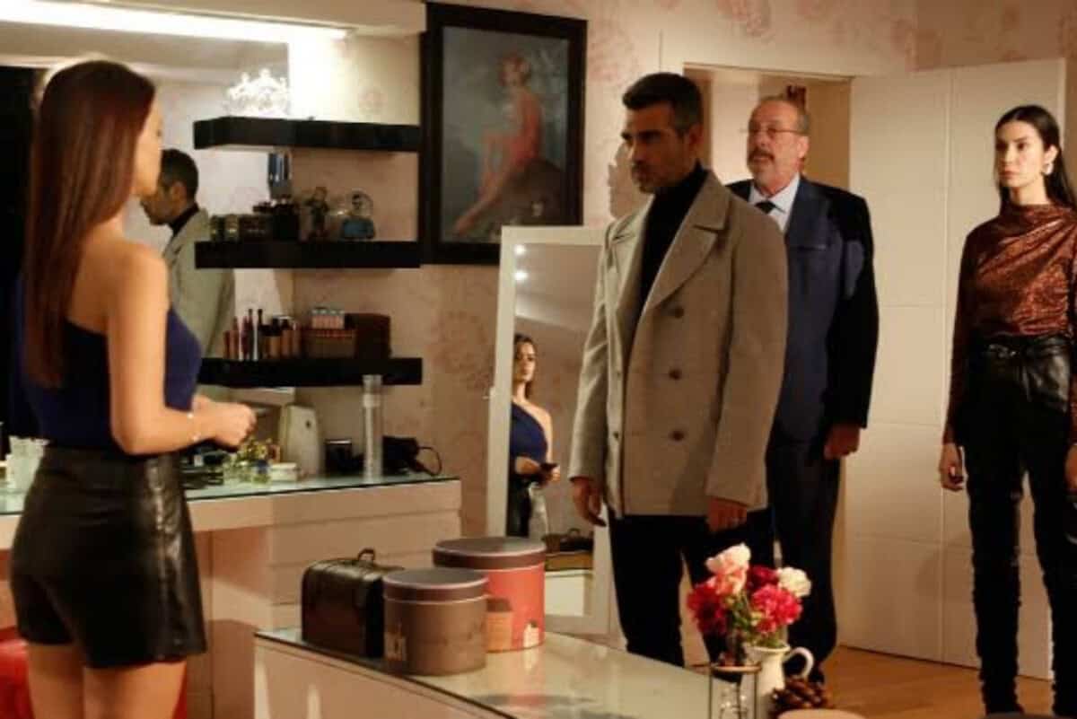 Sirin em cena de chantagem com Sarp em Força de Mulher