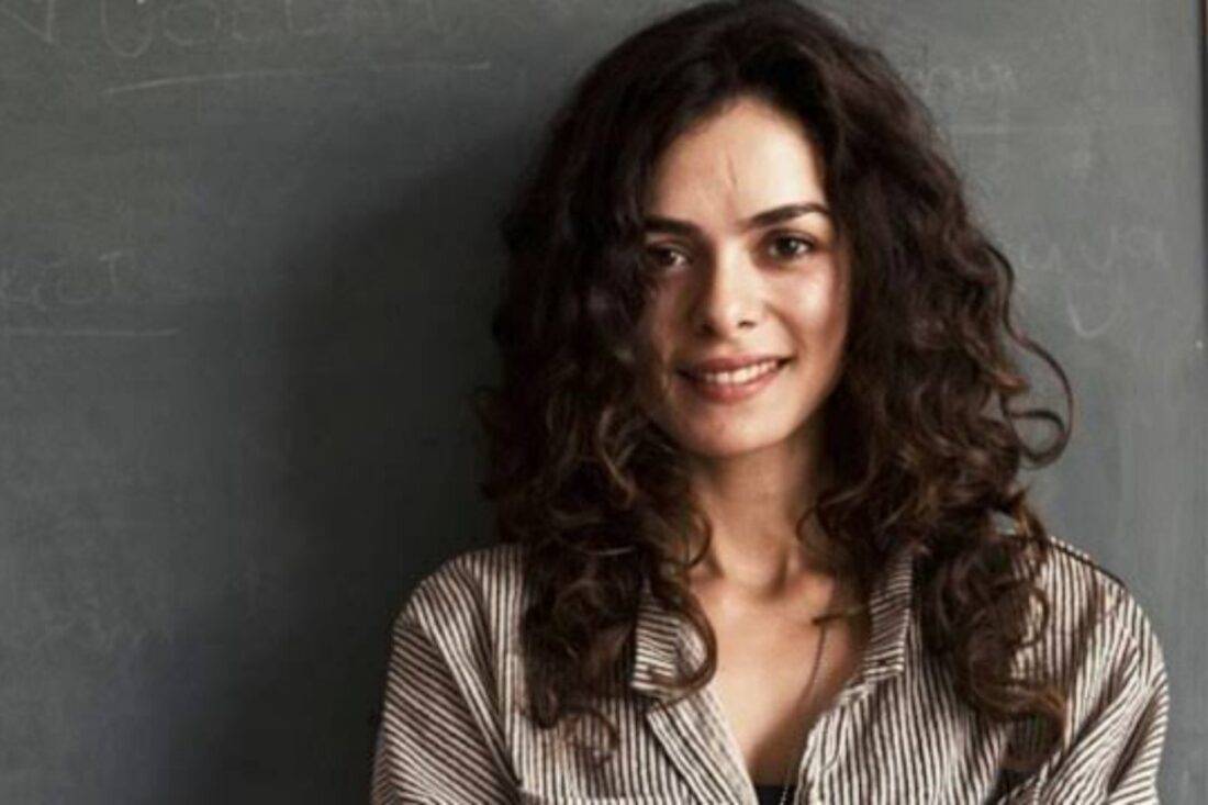 Bahar (Özge Özpirinçci) em uma cena emocionante da novela Força de Mulher
