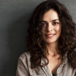 Bahar (Özge Özpirinçci) em uma cena emocionante da novela Força de Mulher