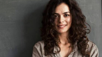 Bahar (Özge Özpirinçci) em uma cena emocionante da novela Força de Mulher