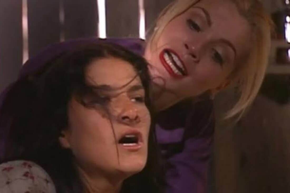 Serena e Cristina em uma cena tensa de 'Alma Gêmea', com a protagonista mostrando seu perdão à vilã enquanto é mantida em cativeiro.”