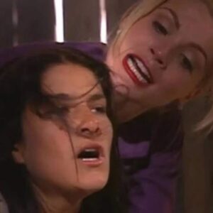 Serena e Cristina em uma cena tensa de 'Alma Gêmea', com a protagonista mostrando seu perdão à vilã enquanto é mantida em cativeiro.”