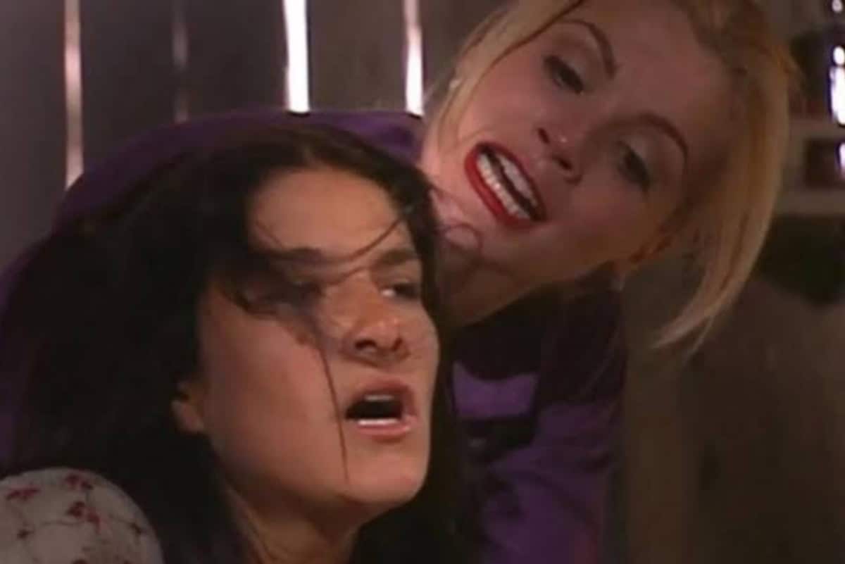 Serena e Cristina em uma cena tensa de 'Alma Gêmea', com a protagonista mostrando seu perdão à vilã enquanto é mantida em cativeiro.”