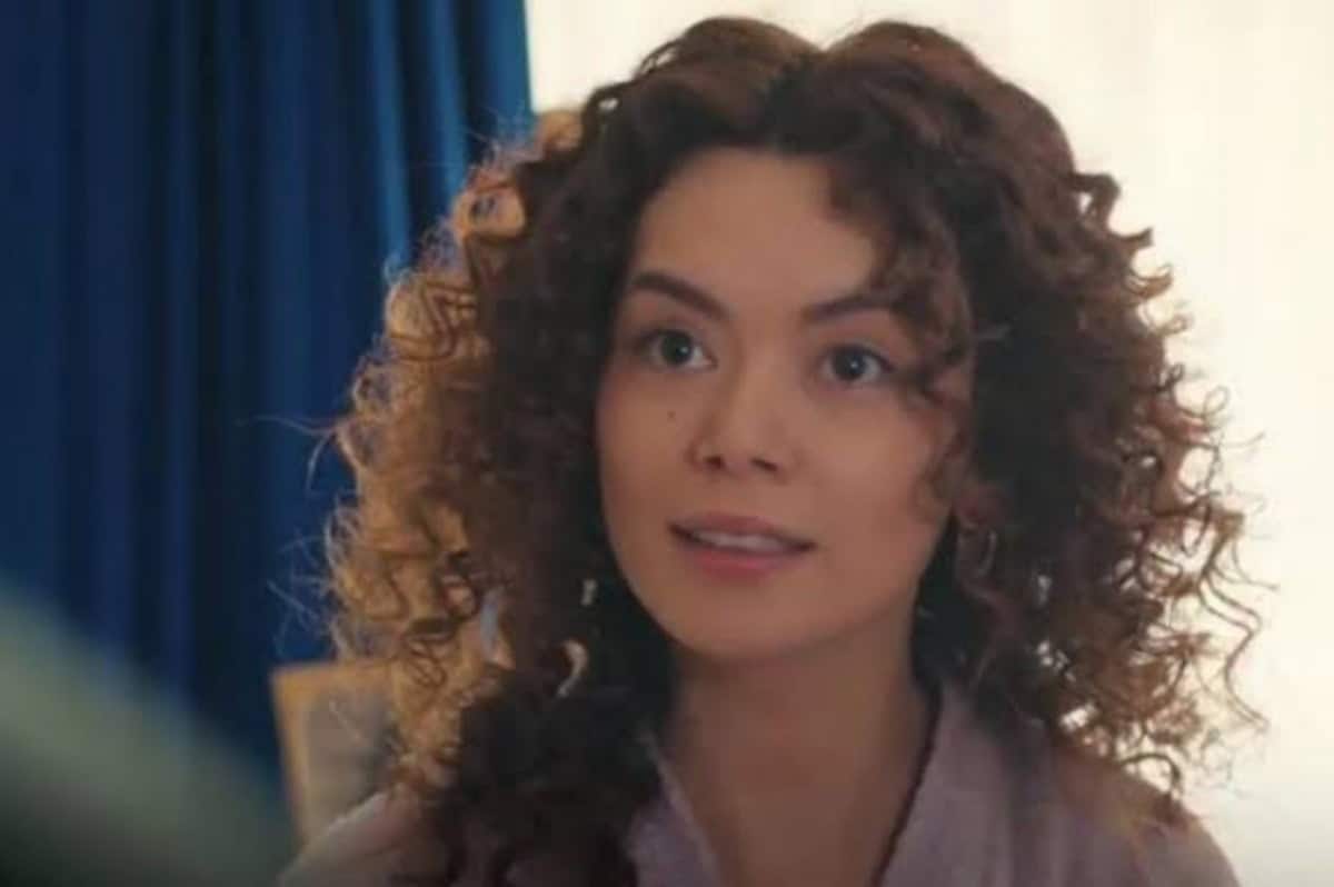 Sirin em uma cena intensa de Força de Mulher, evidenciando sua crise emocional