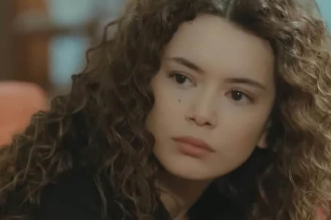 Sirin emocionada ao decidir doar sua medula para Bahar na novela 'Força de Mulher'.”