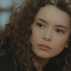 Sirin emocionada ao decidir doar sua medula para Bahar na novela 'Força de Mulher'.”