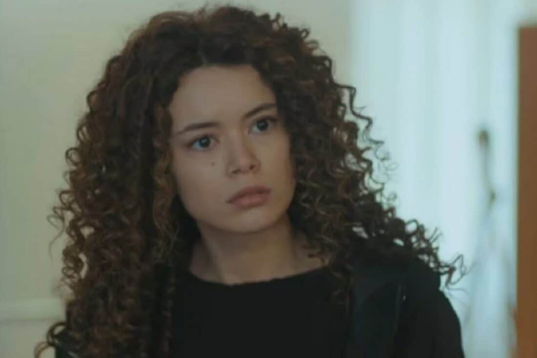 Sirin em cena de 'Força de Mulher', observando desconfiada a mãe, Hatice, em sua aproximação com Levent.”