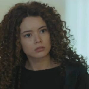 Sirin em cena de 'Força de Mulher', observando desconfiada a mãe, Hatice, em sua aproximação com Levent.”