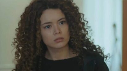 Sirin em cena de 'Força de Mulher', observando desconfiada a mãe, Hatice, em sua aproximação com Levent.”