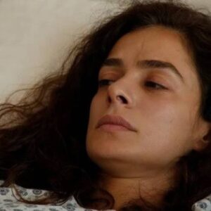 "Cena de Bahar se recuperando após transplante em Força de Mulher."