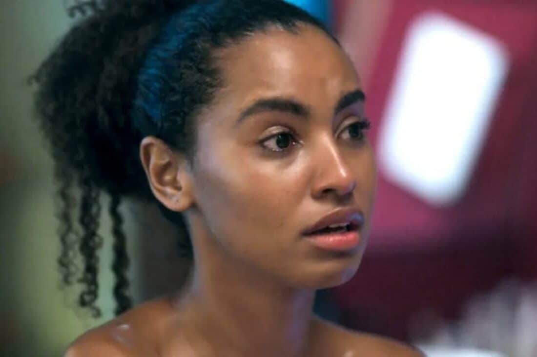 Cena de 'Mania de Você' mostrando Viola em choque durante a premiação, onde é acusada de roubo e humilhada publicamente