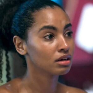 Cena de 'Mania de Você' mostrando Viola em choque durante a premiação, onde é acusada de roubo e humilhada publicamente