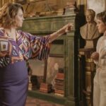 Violeta, personagem de Isabel Teixeira, encontra evidência de intriga em 'Volta por Cima' e enfrenta Joyce, em uma cena de grande tensão.”