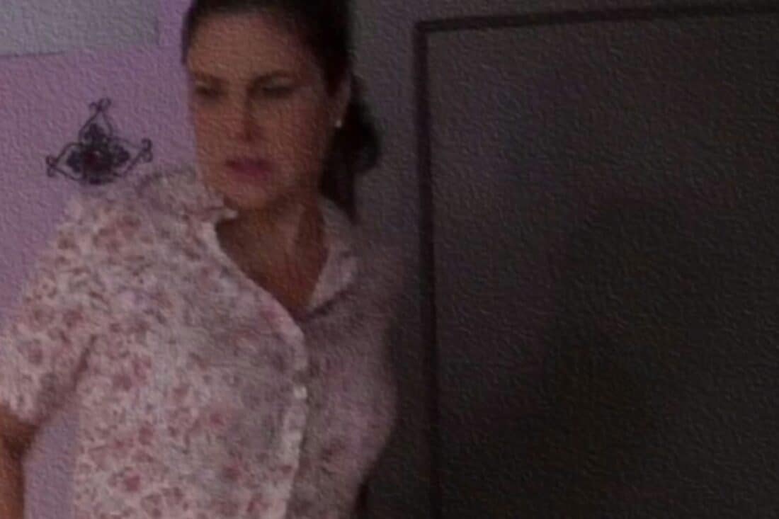 Cena de Amparo em Meu Caminho É Te Amar descobrindo a traição de Macário.