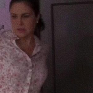 Cena de Amparo em Meu Caminho É Te Amar descobrindo a traição de Macário.