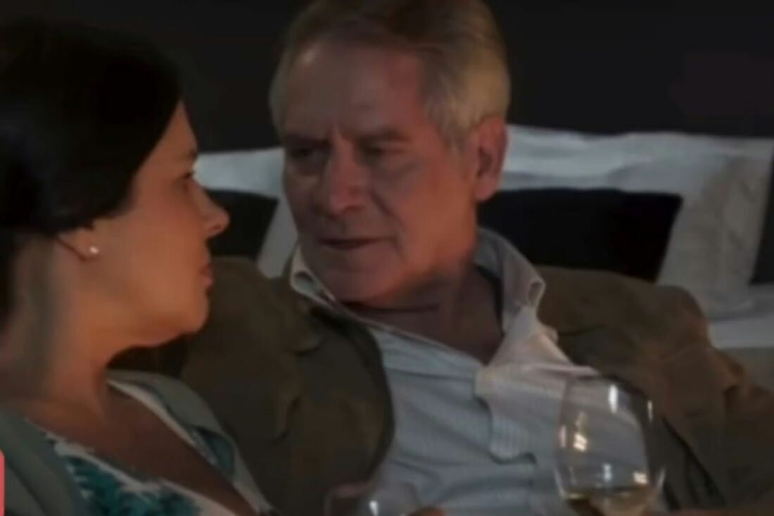 Cena romântica de Amparo e Eugênio em um jantar à luz de velas na novela Meu Caminho é Te Amar.