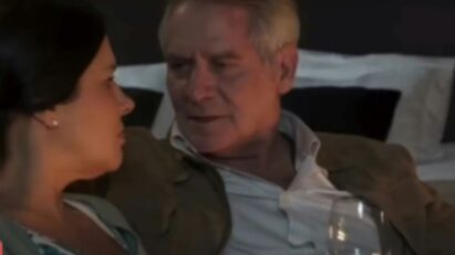 Cena romântica de Amparo e Eugênio em um jantar à luz de velas na novela Meu Caminho é Te Amar.