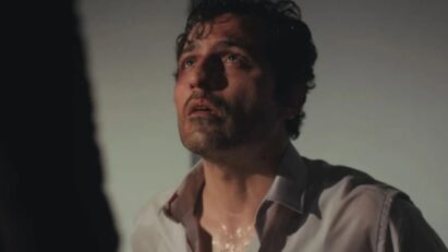 Arif amarrado em uma cadeira, com marcas de agressão no rosto.
