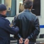 Arif sendo preso pela polícia em 'Força de Mulher'.