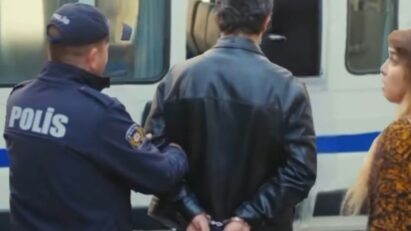 Arif sendo preso pela polícia em 'Força de Mulher'.