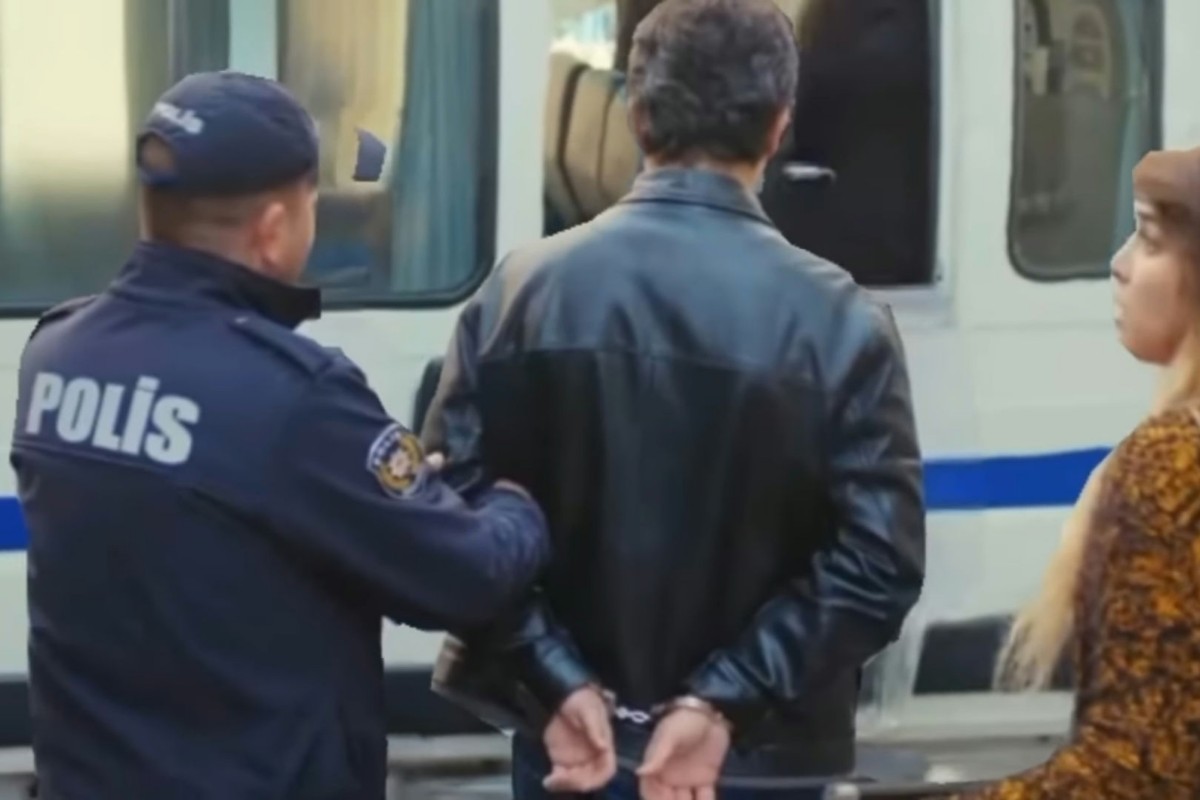 Arif sendo preso pela polícia em 'Força de Mulher'.