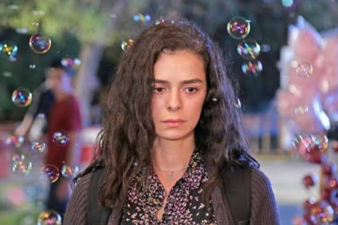 Atriz Ozge Ozpirincci como protagonista de Força de Mulher.