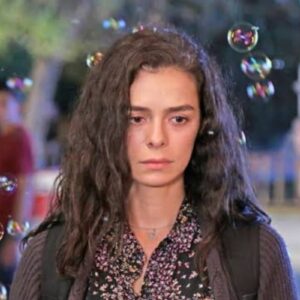 Atriz Ozge Ozpirincci como protagonista de Força de Mulher.