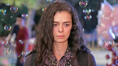 Atriz Ozge Ozpirincci como protagonista de Força de Mulher.