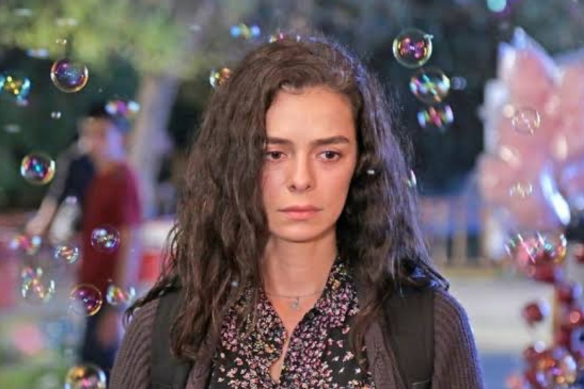 Atriz Ozge Ozpirincci como protagonista de Força de Mulher.