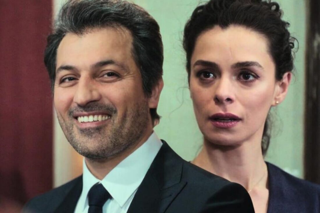 Arif entrega o anel da mãe para Bahar em cena de Força de Mulher.