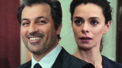 Arif entrega o anel da mãe para Bahar em cena de Força de Mulher.