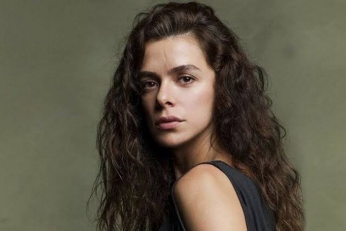 "Atriz Özge Özpirinçci como Bahar em Força de Mulher"