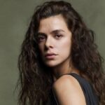 "Atriz Özge Özpirinçci como Bahar em Força de Mulher"