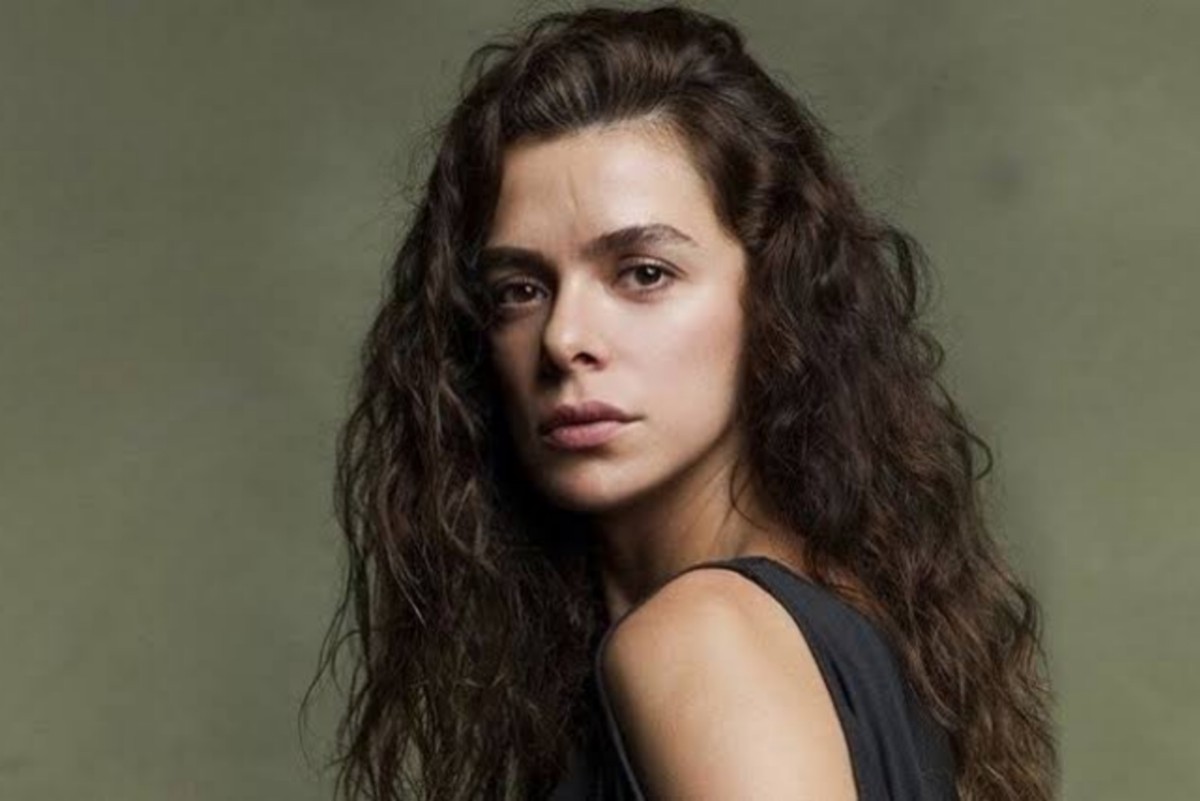 "Atriz Özge Özpirinçci como Bahar em Força de Mulher"