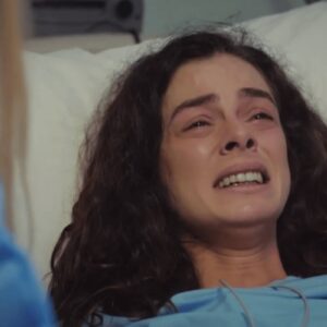 Bahar emocionada e vulnerável após as provocações de Sirin.