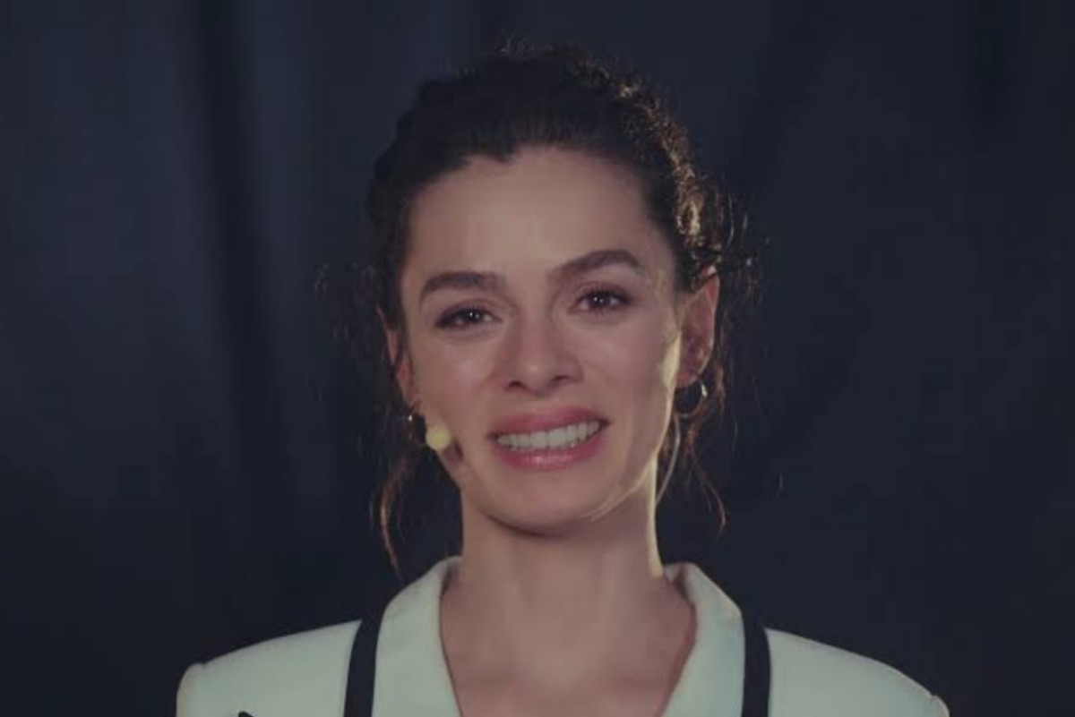 Bahar deslumbrante durante o lançamento de seu livro.