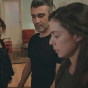 Cena impactante de Sarp e Bará discutindo o futuro da família em Força de Mulher, com as crianças emocionadas ao fundo.