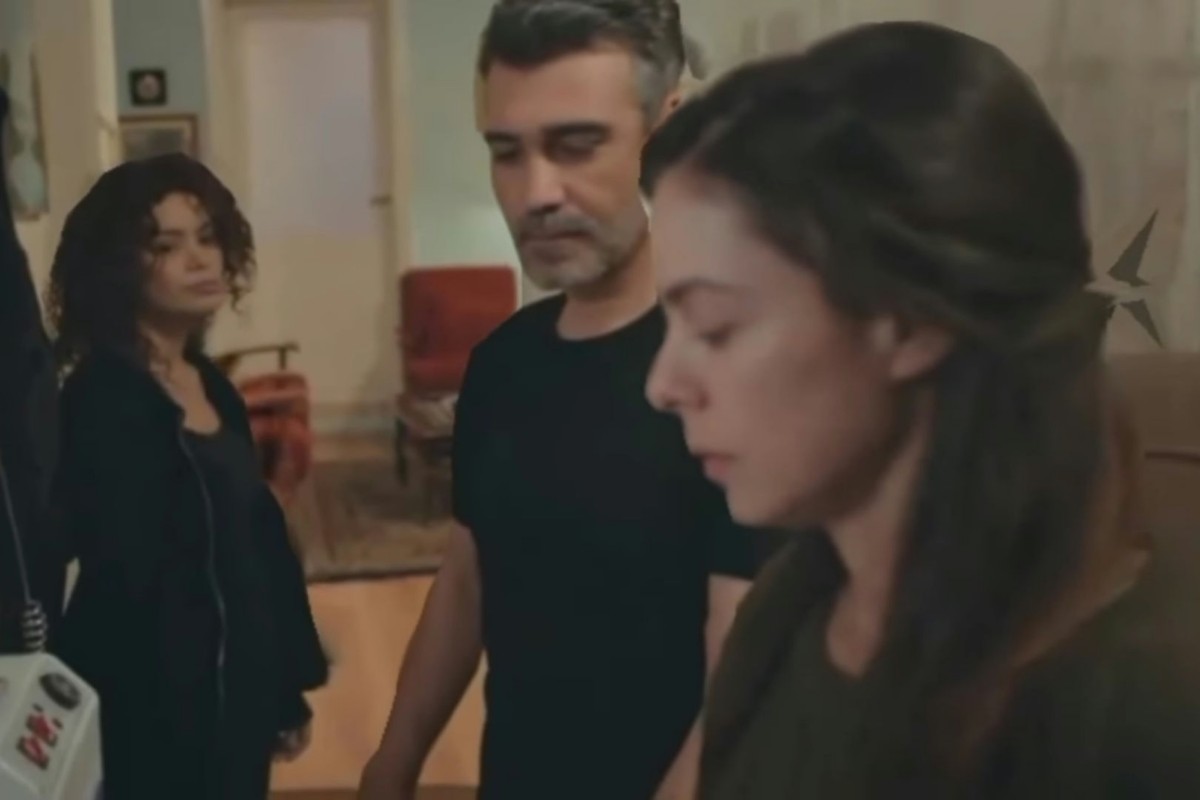 Cena impactante de Sarp e Bará discutindo o futuro da família em Força de Mulher, com as crianças emocionadas ao fundo.