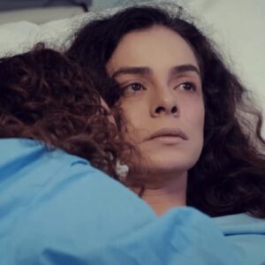 Sirin e Bahar em um abraço emocionante antes da cirurgia.