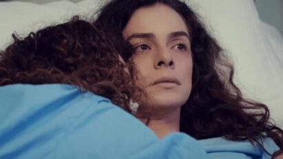Sirin e Bahar em um abraço emocionante antes da cirurgia.
