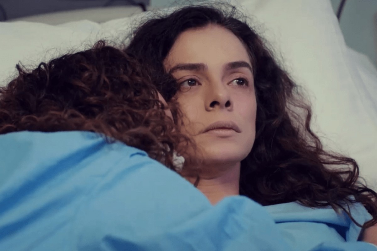 Sirin e Bahar em um abraço emocionante antes da cirurgia.