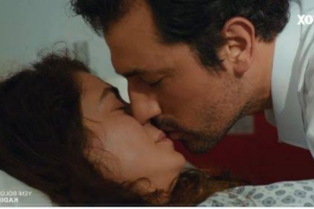 Cena do beijo entre Bahar e Arif, marcando um momento de alívio e emoção.