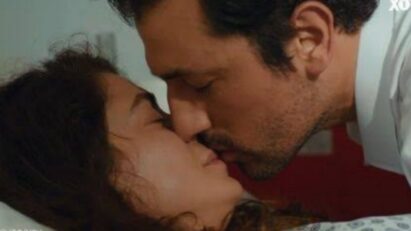 Cena do beijo entre Bahar e Arif, marcando um momento de alívio e emoção.