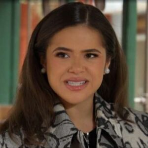 Bia quebra um copo em um ataque de fúria