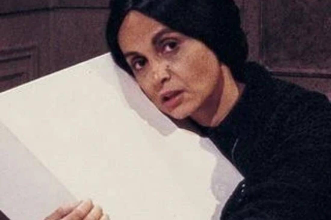 Cena de Tieta com Perpétua segurando a caixa branca