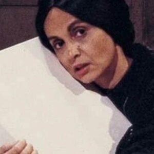 Cena de Tieta com Perpétua segurando a caixa branca