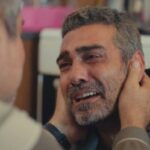 Cena de Sarp implorando a Enver por informações sobre Bahar em Força de Mulher