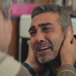 Cena de Sarp implorando a Enver por informações sobre Bahar em Força de Mulher