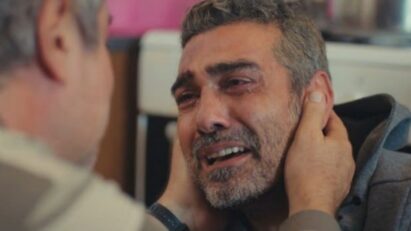 Cena de Sarp implorando a Enver por informações sobre Bahar em Força de Mulher